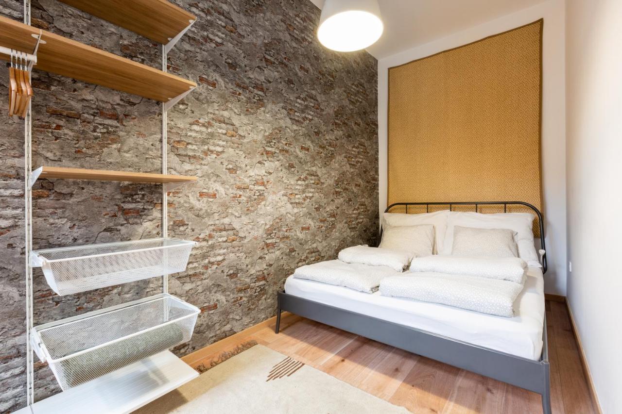 Industrial Style Appartment With Ac Steps To Gozsdu Budapest Exterior foto